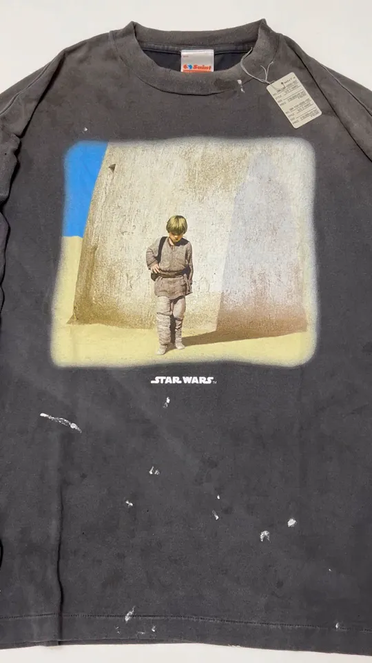 SAINT Mxxxxxx × STAR WARS SW_LS TEE /DARTHVADER/BLK Star Wars co-branded model Darth Vader/Anakin Skywalker distressed long sleeves washed black S-XL The print comes from "Anakin Skywalker" in "STAR WARS Episode I/The Phantom Menace" The impressive poster visual and the design of "Darth Vader" printed on the back The entire garment is hand-processed with dirt, washed with water, and printed with a distressed feel, which perfectly interprets the artistic specialty of NEW VINTAGE. In addition, the original co-branded main mark/wash mark/little angel anti-counterfeiting mark can be customized. It can be said that every detail of ZP is perfectly reproduced.